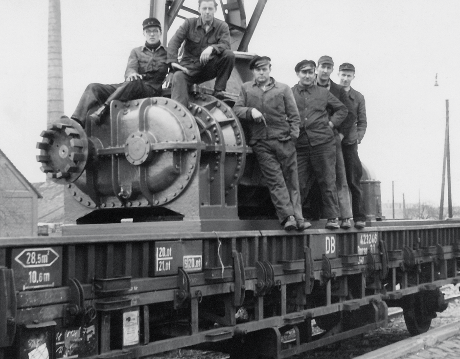 AERZEN were connected to the rail network Picture of employees who were sitting on a positive displacement blower which was sent to Berlin by railway