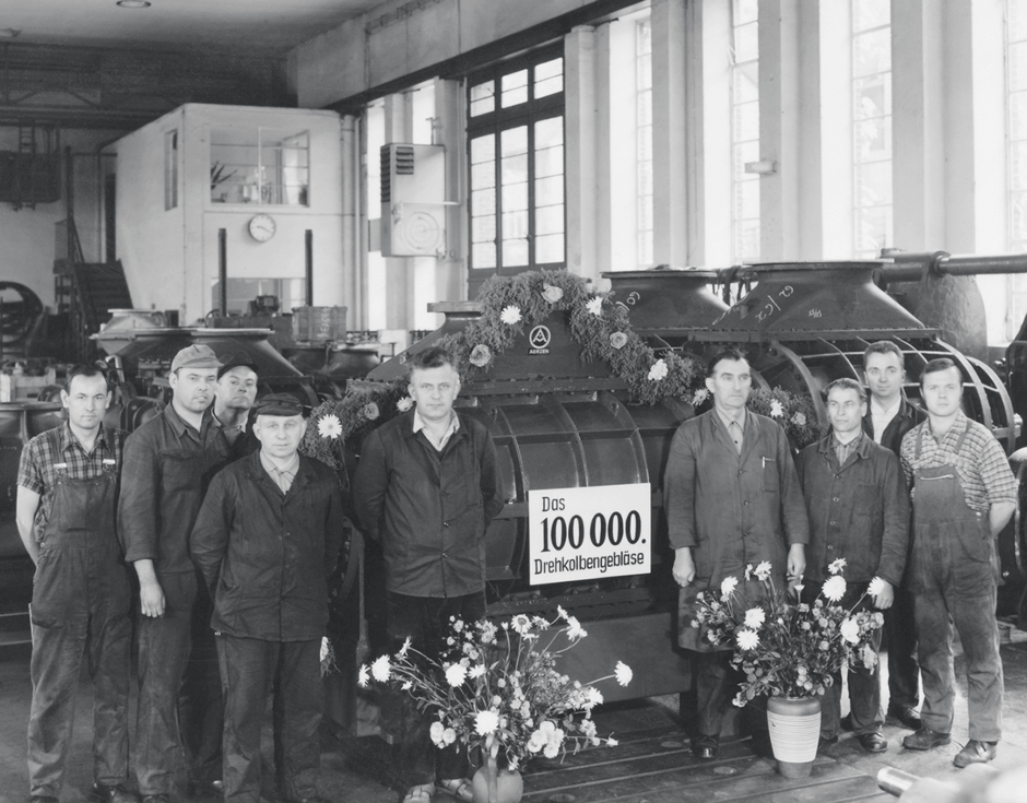 Shortly after the inauguration of a new production hall the 100,000th positive displacement blower leaves Aerzener Maschinenfabrik. Shortly after the inauguration of a new production hall the 100,000th positive displacement blower leaves Aerzener Maschinenfabrik.