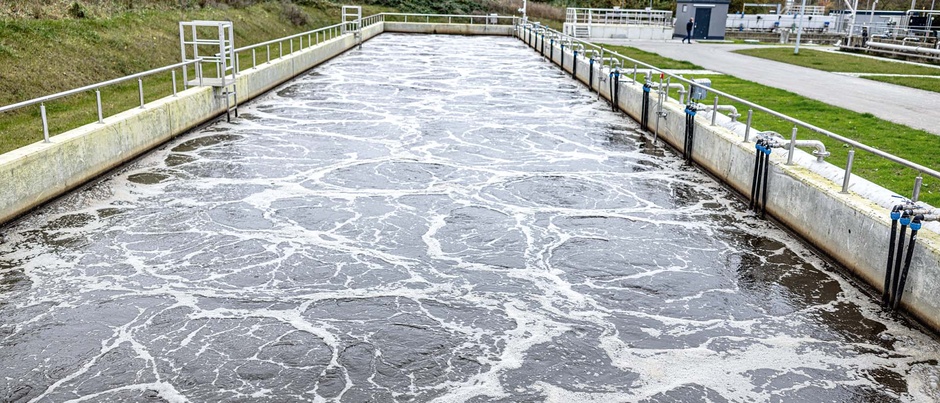 AERZEN machines enrich the wastewater in the aeration tanks with oxygen by supplying compressed air.