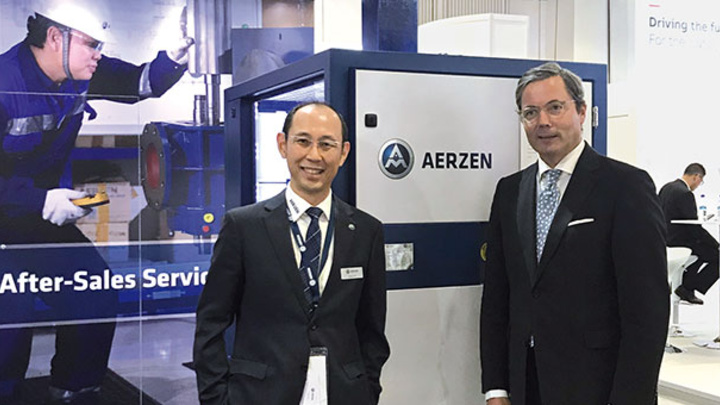 Chuck Lim and Dr. Ulrich A. Sant at the AERZEN stand at the Singapore International
Water Week