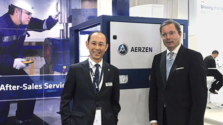 Chuck Lim and Dr. Ulrich A. Sant at the AERZEN stand at the Singapore International
Water Week