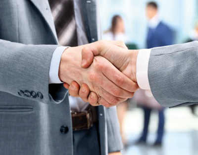 [Translate to English US:] AERZEN service employee and a employee from a company shaking hands