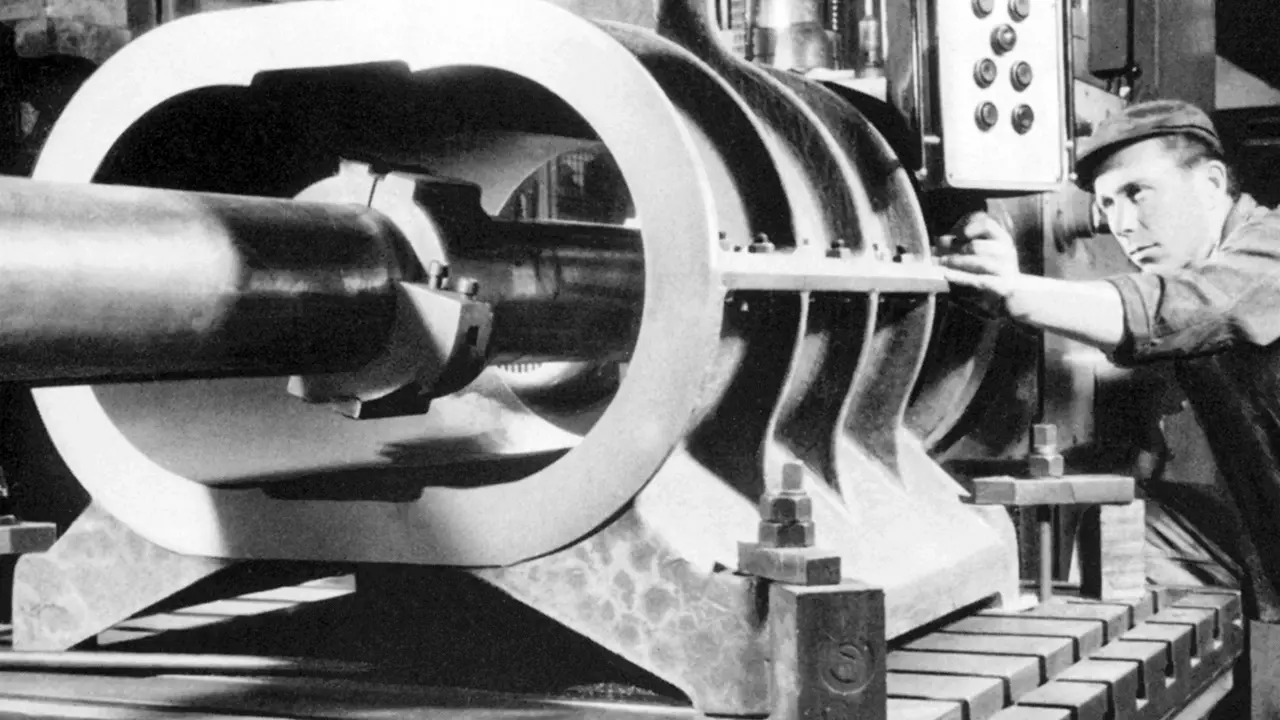 AERZEN employee with the 20,000th positive displacement blower produced in 1936