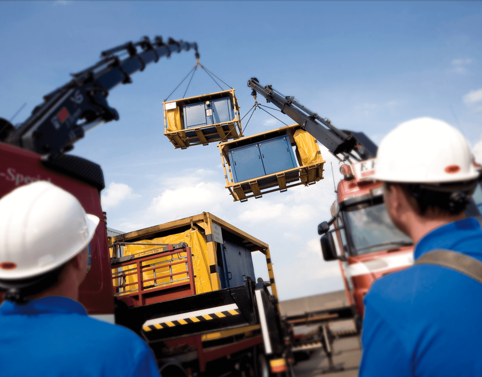AERZEN Servicetechniker transportieren zwei Mietaggregate 