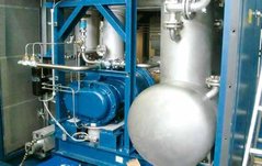 Assembly of the compressor: on the left the compressor stage VMX, on the right an oil reservoir