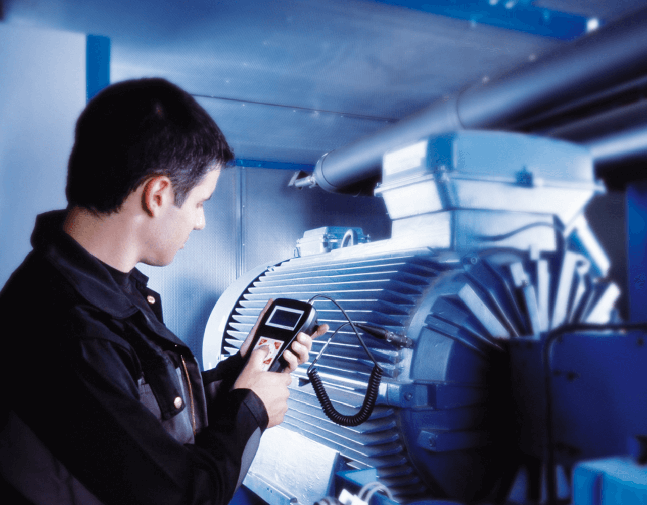 AERZEN mechanic at a machine diagnosis as a preventive maintenance