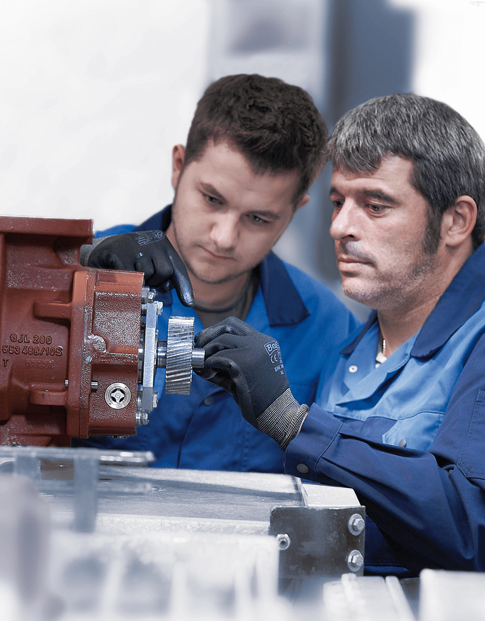 Dois experientes técnicos de assistência reparam uma unidade AERZEN