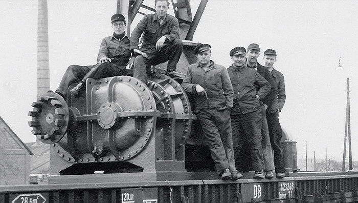 The connection of Aerzen to the rail network guarantees a further uptrend.The 5,000th positive displacement blower is manufactured and sent to Berlin by railway.