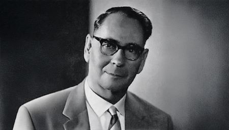 In the middle of the Second World War, in 1941, Karlheinrich Heller assumes the management of the company from his father-in-law, Hermann Allstaedt, and begins the development of the first screw compressors.