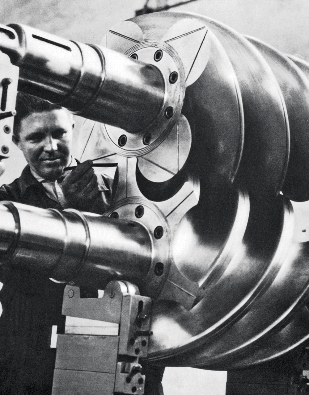 Screw compressor Picture of one of the first screw compressor