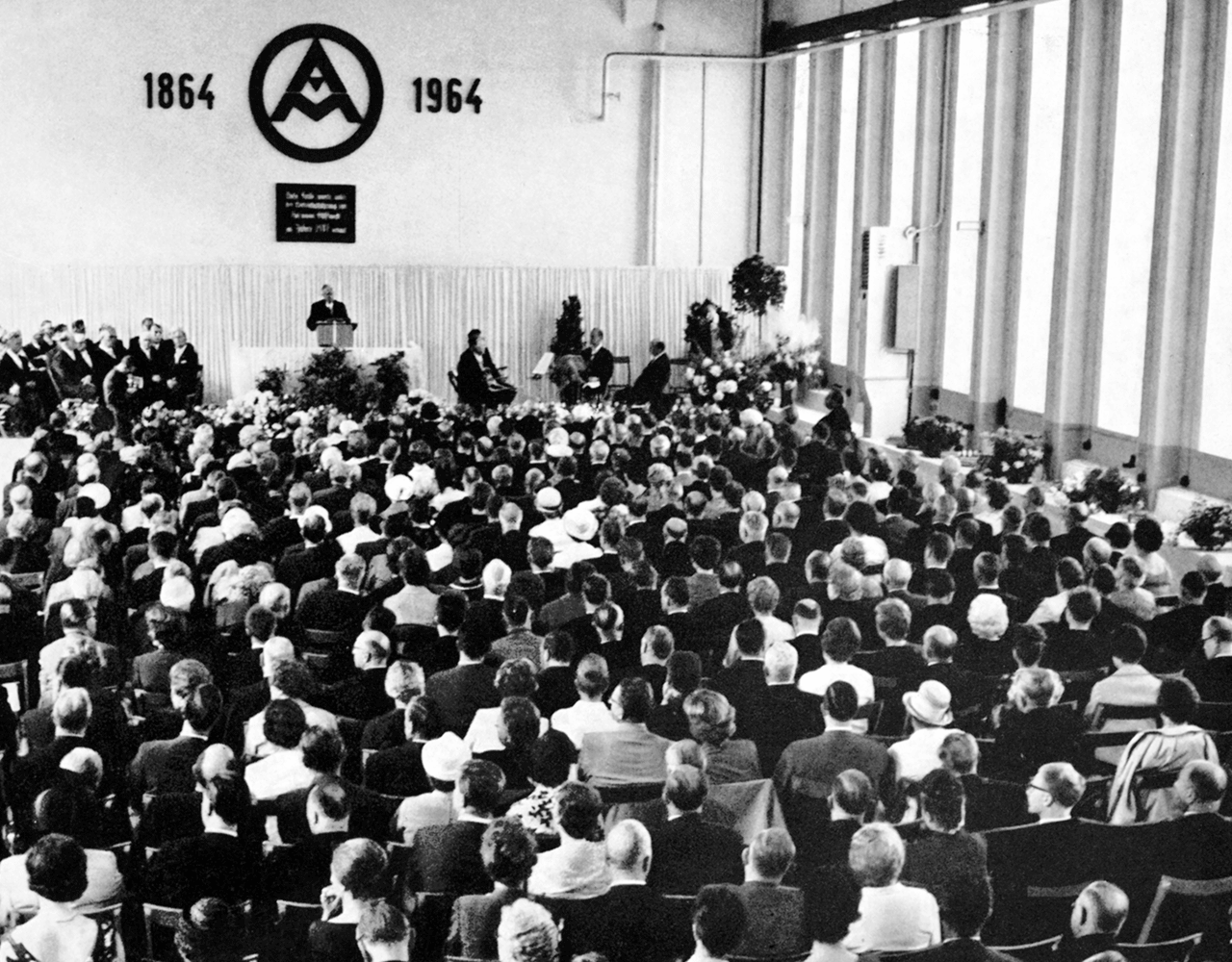 Numerosos empleados celebrando el 100.º aniversario de la empresa