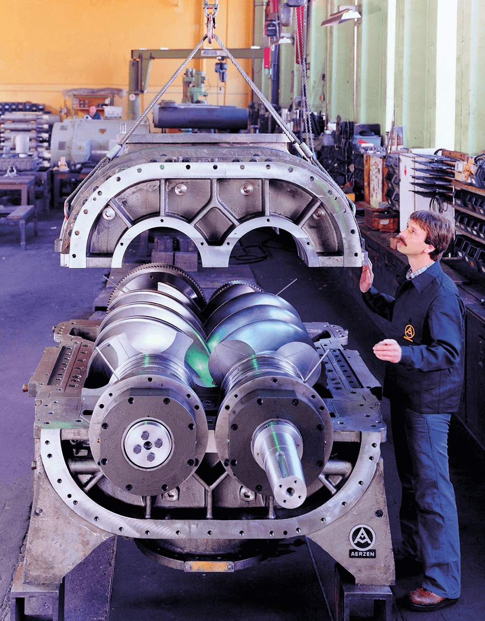 Technikus ellenőrizi az AERZEN legnagyobb vegyipar részére gyártott csavarkompresszorát.
