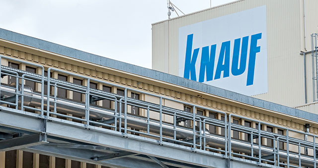 Mediante un puente de tubos construido expresamente, la fabricación de tableros de fibra de Knauf, en Rottleberode, recibe escayola de la yesería